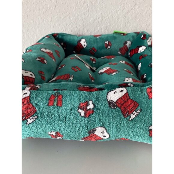 Peanuts Snoopy Small Dog Cat Pet Cozy Cuddler Bed Christmas Holiday Green NEW - Picture 10 of 15